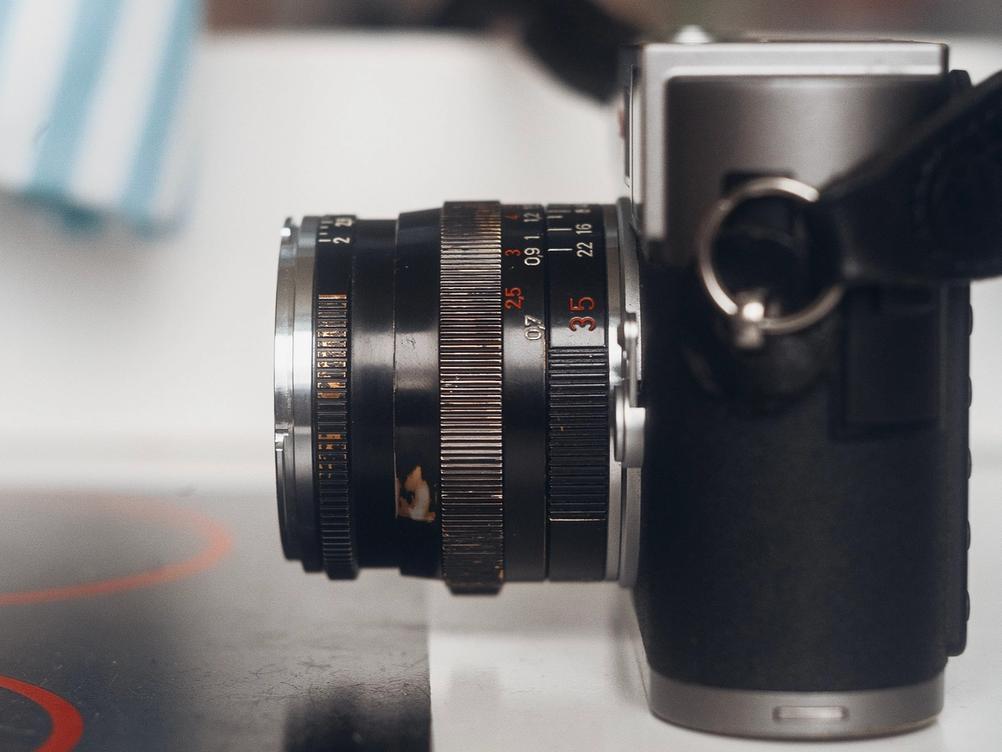 Photo of Zeiss Biogon 35mm f2 ZM lens on a Leica M9.