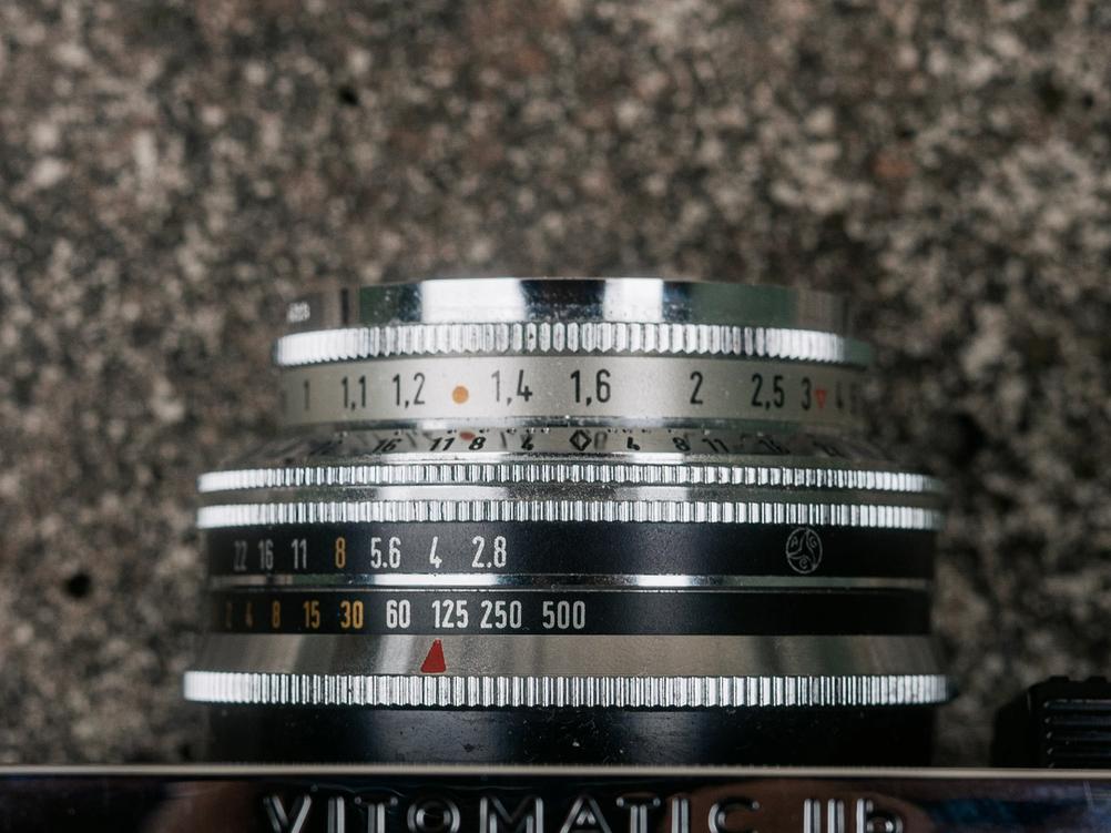 Photo of Voigtländer Vitomatic IIb exposure time and aperture controls.