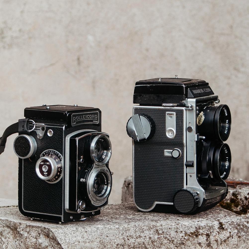 Photo of Rolleicord V and Mamiya C220 next to each other.