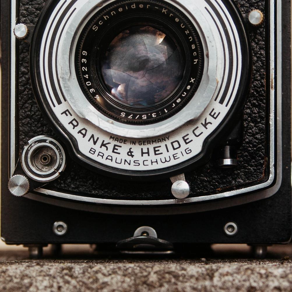 Photo of Rolleicord shutter cocking and releasing lever.