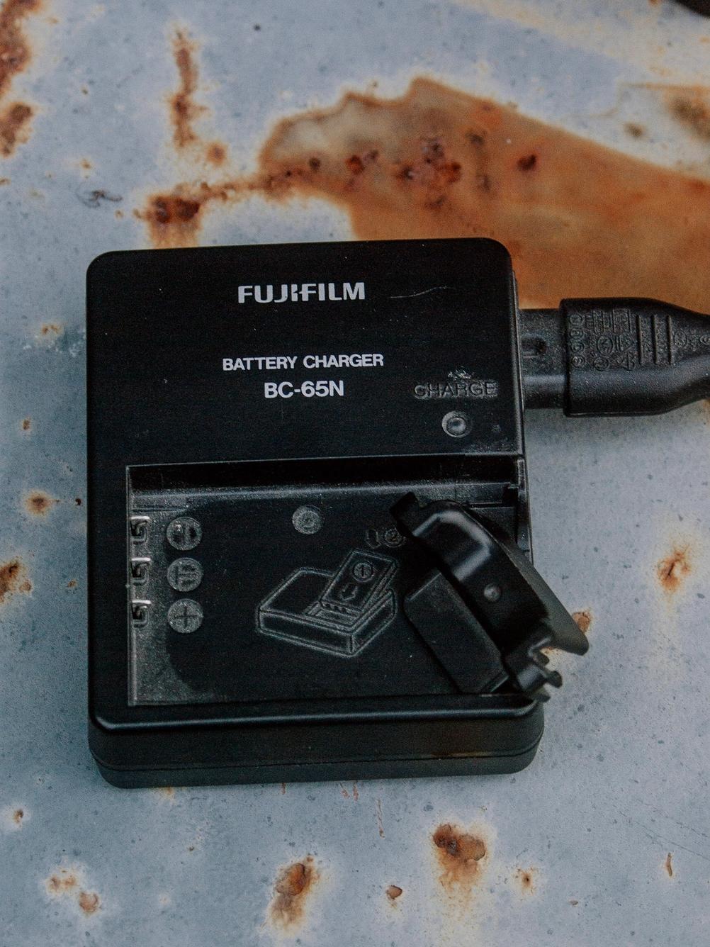 Photo of Fujifilm X100 battery charger.
