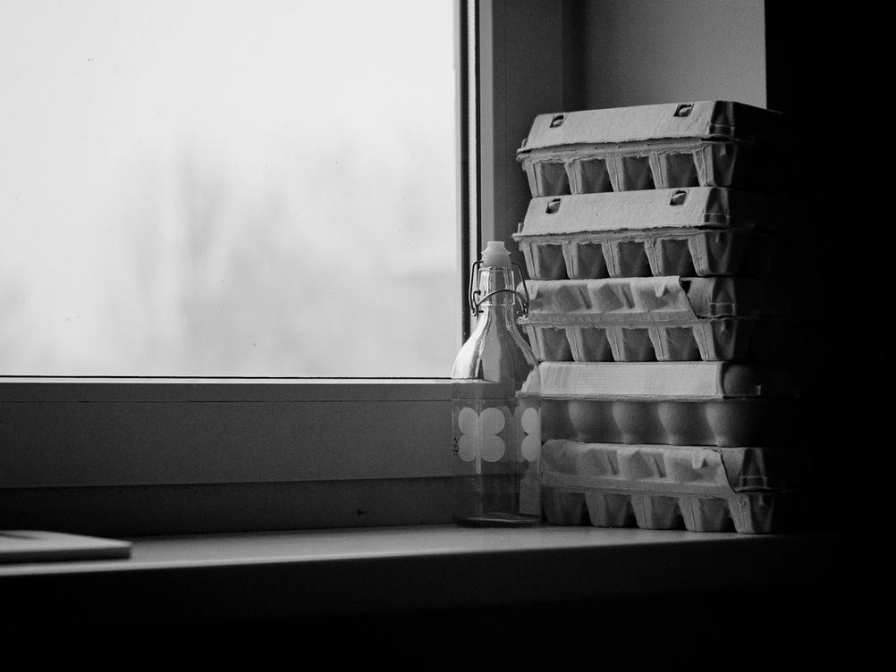 Black and white still life photo.