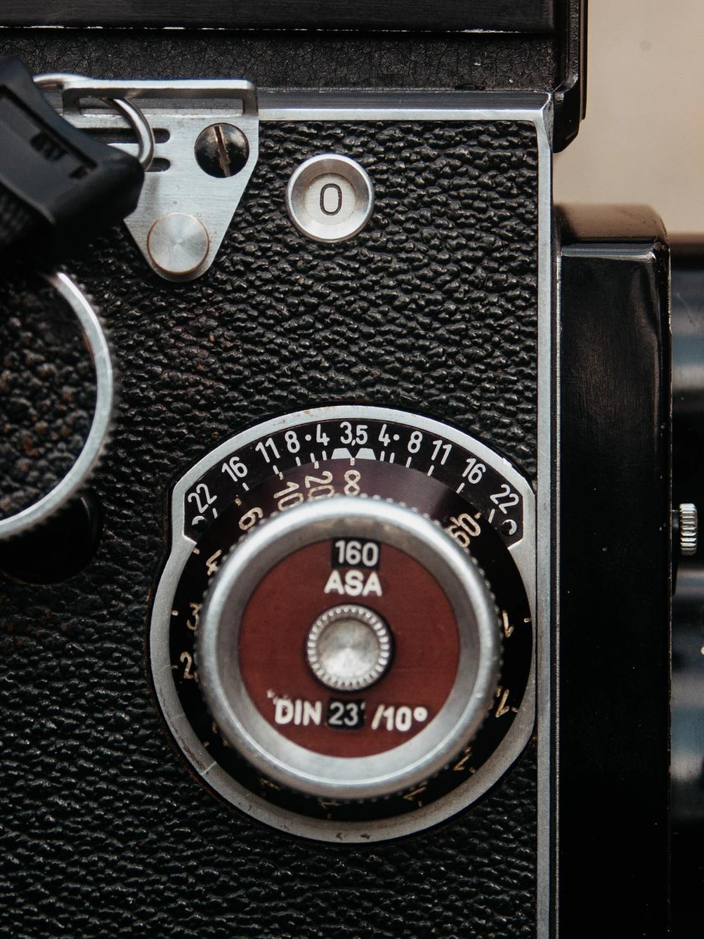 Photo of Rolleicord focussing wheel.