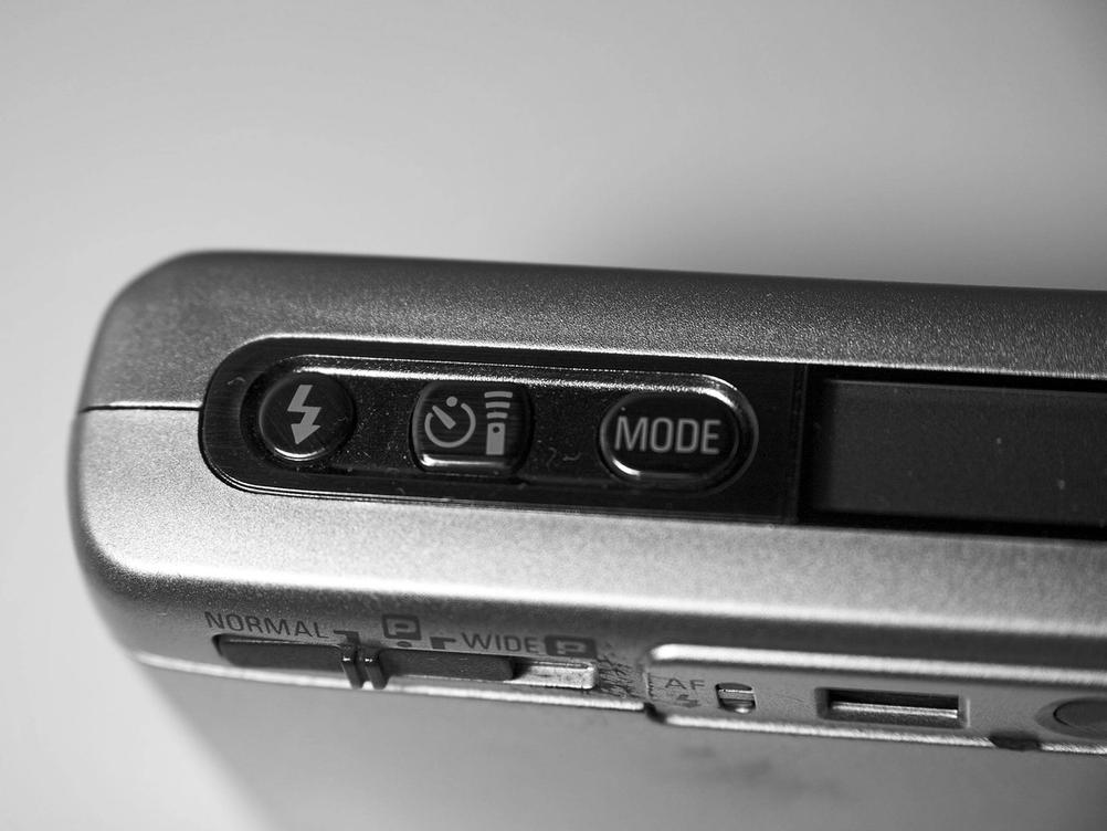Photo of the three settings buttons on Ricoh R1S.