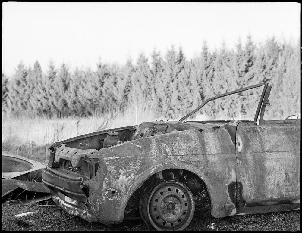Photo of a rusty car.