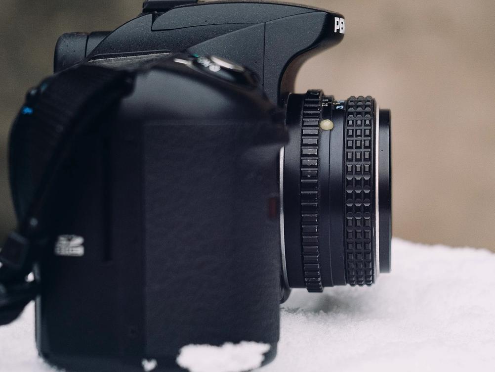 Side photo of SMC Pentax-M 50mm f1.7 lens on Pentax K10D dSLR body.