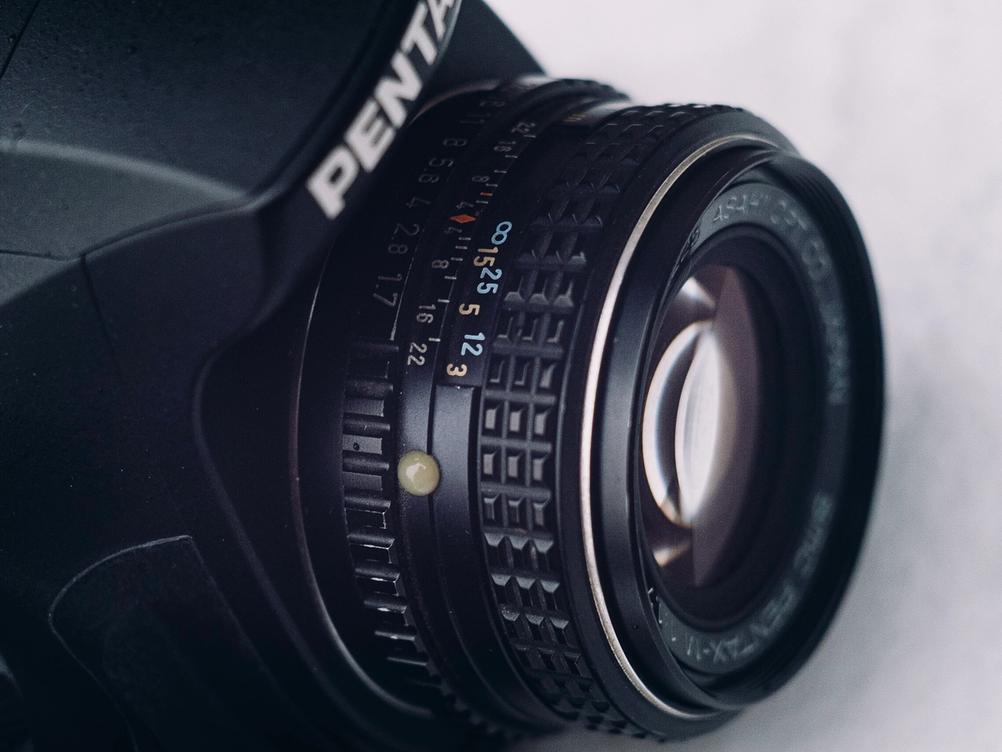 Top photo of SMC Pentax-M 50mm f1.7 lens on a Pentax K10D dSLR body.