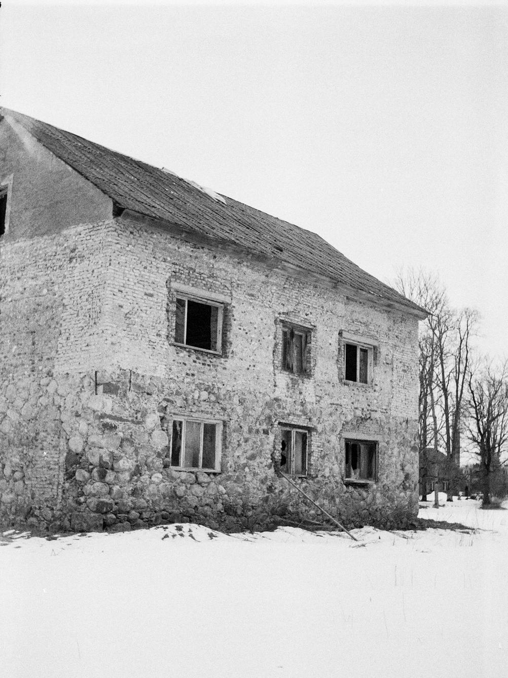 Photo of an abandoned house.