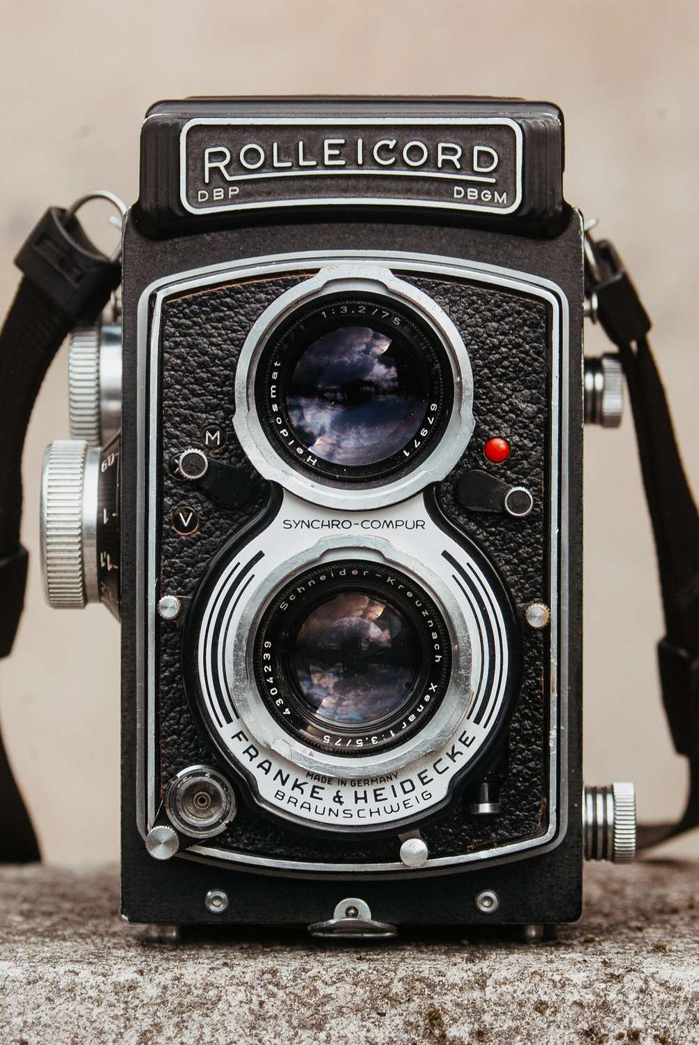 Photo of Rolleicord V from the front.