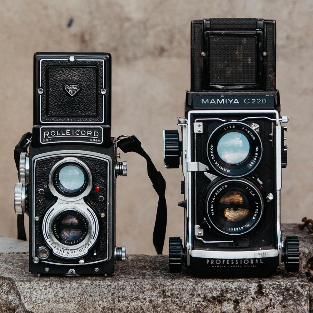 Photo of Rolleicord V and Mamiya V next to each other.