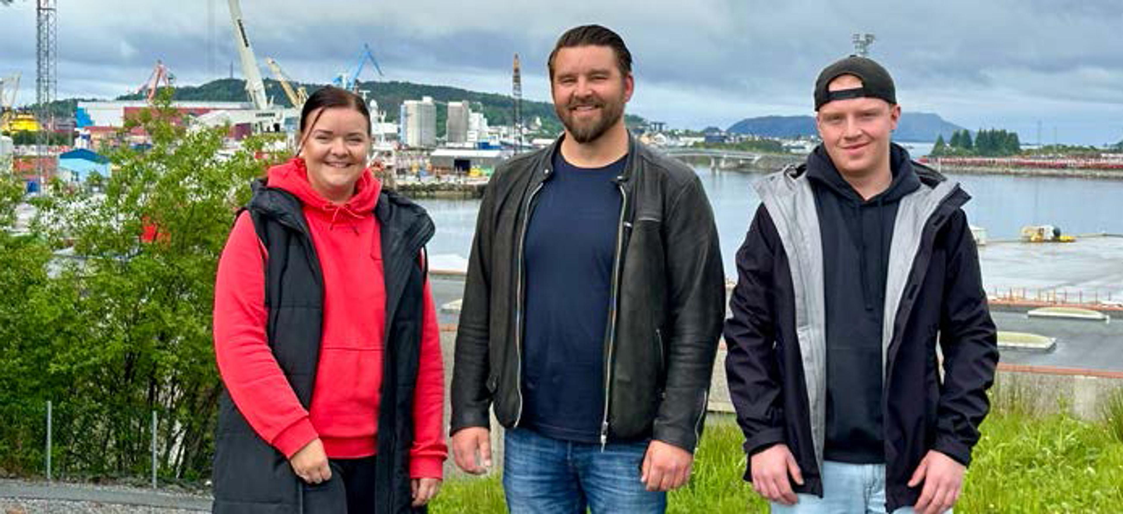Med tre fagbrev i kofferten er Andreas Jessen Berglie (i midten) ansatt som fagansvarlig for tekniske tjenester. Her med nyansatte Tanja Veronica Sollibakke (logistikkforvalter) og Noah Hovland Stavø (lærling industrimekaniker). Foto.