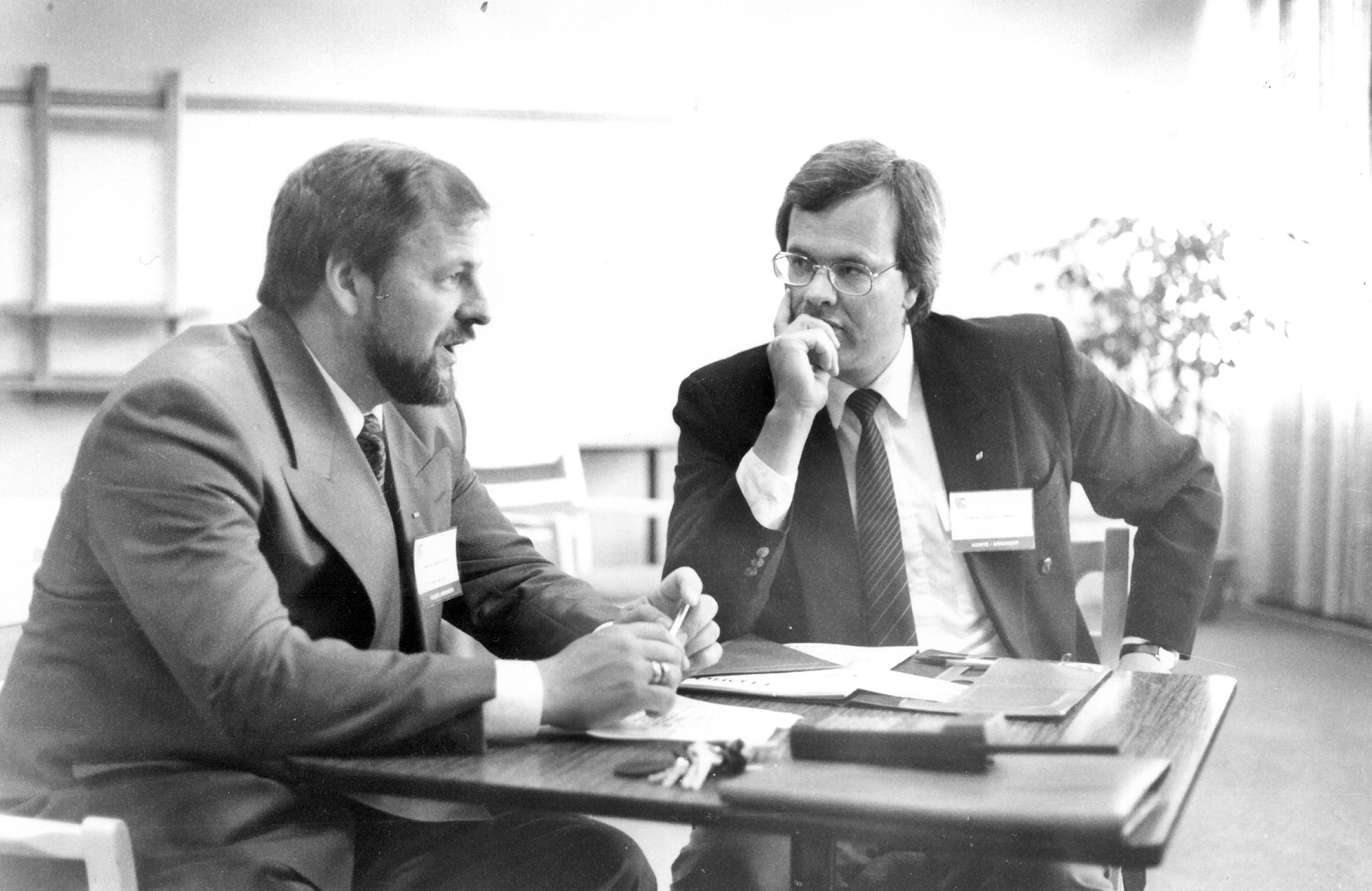 Oddgeir Igland and Agnar Strømsnes have been with Fjord Base from the very beginning. Agnar served as CEO until 2015, and Oddgeir sold his stake in 2023 to focus on Havland. Photo of the two in conversation.