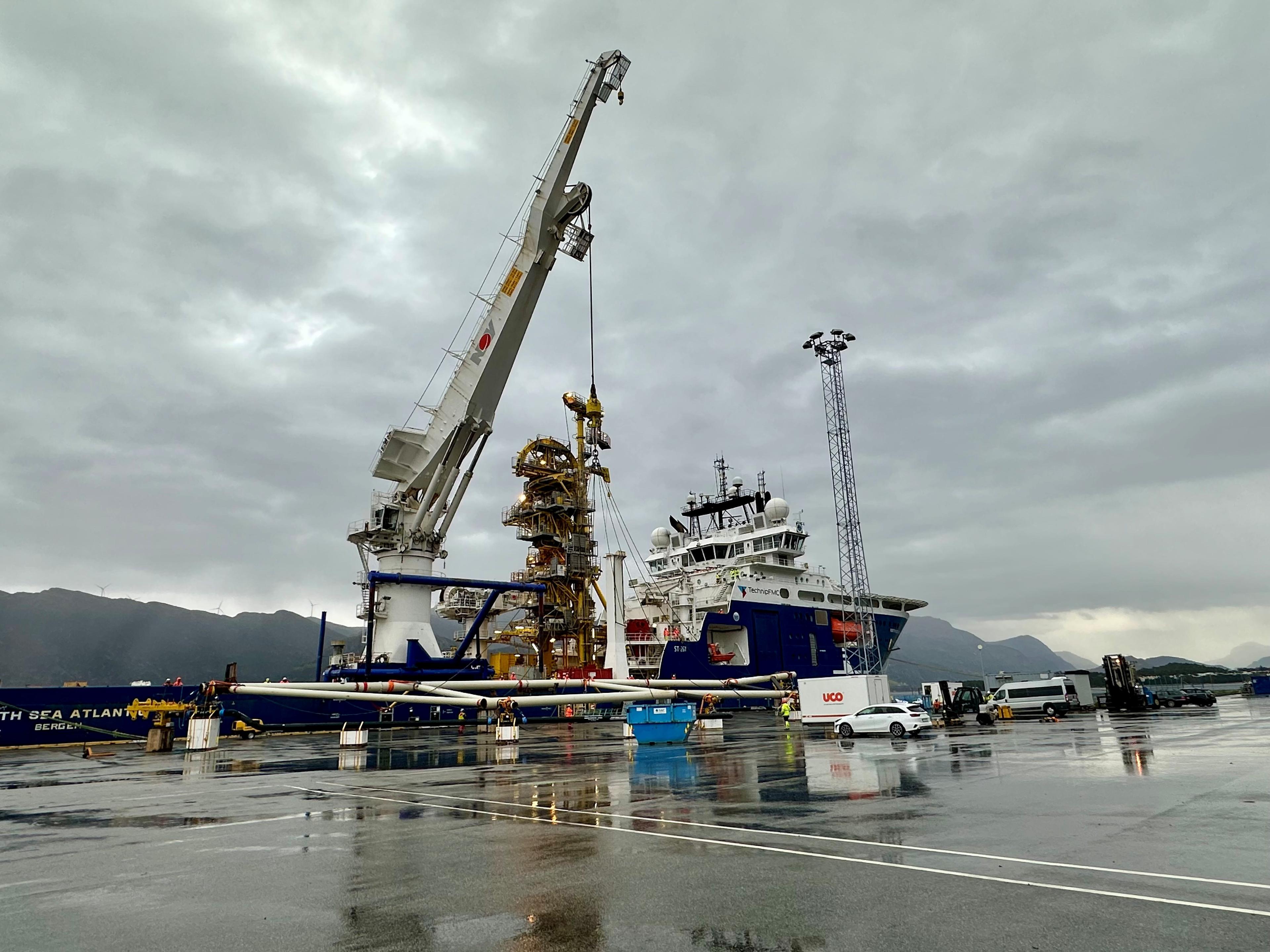 Her løftes en spool ombord på supplybåt før den fraktes til sjøs. Foto.