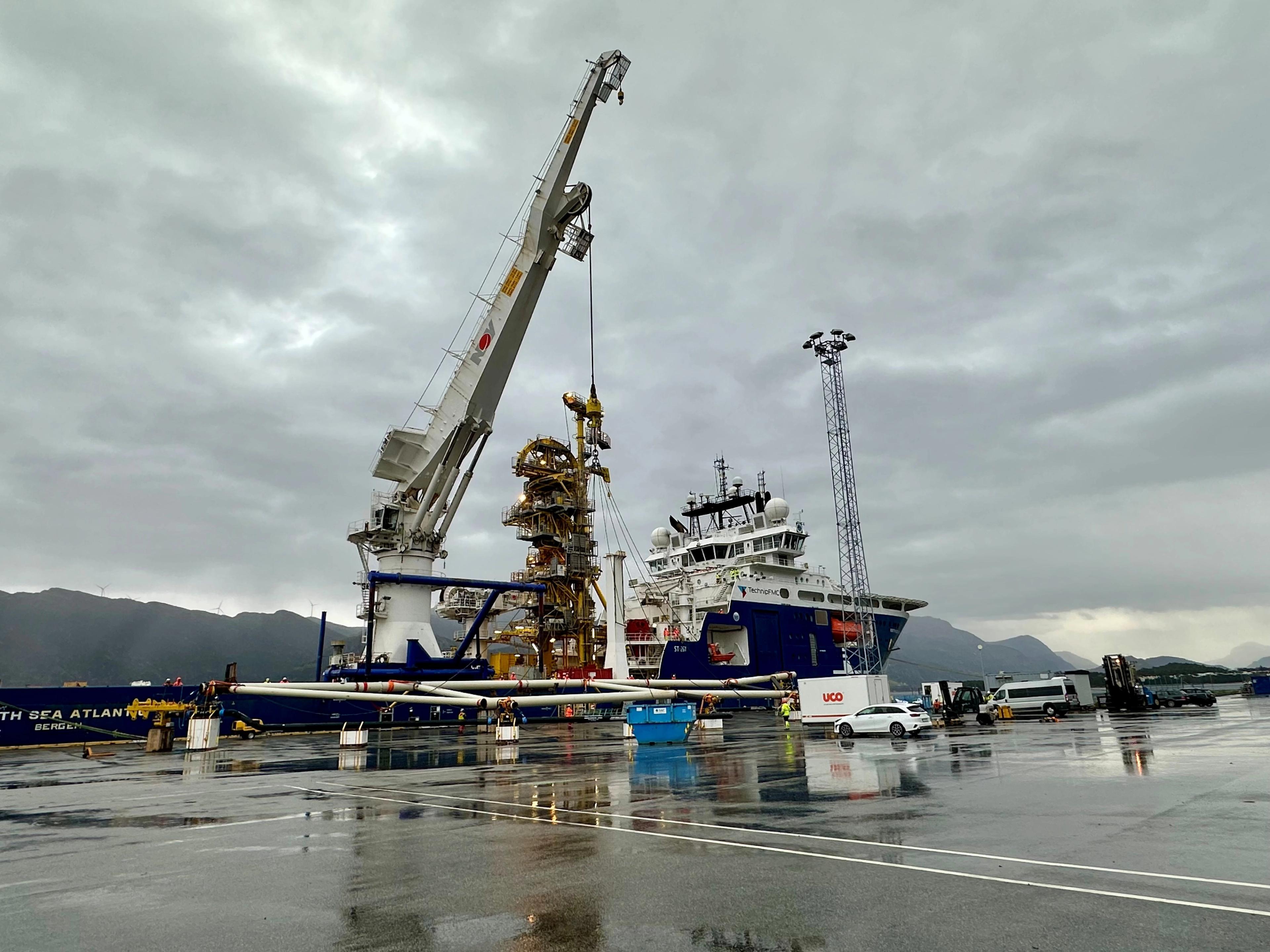 Her løftes en spool ombord på supplybåt før den fraktes til sjøs. Foto.