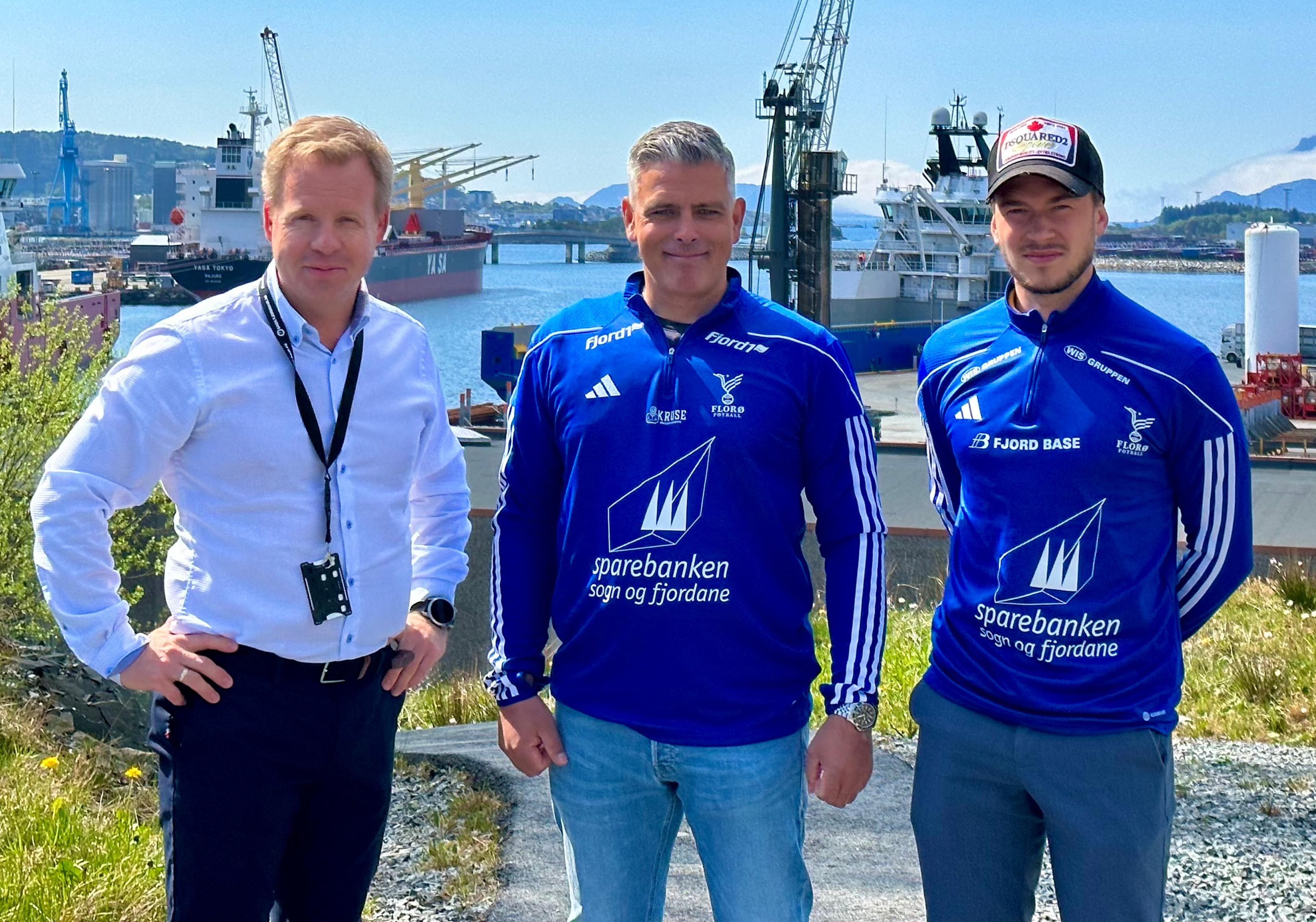 Fjord Base Gruppen har vært en viktig samarbeidspartner for Florø Fotball gjennom mange år. Fra venstre: Bjørn Erik Kringstad, daglig leder i fotballen Kim Solheim og kaptein Dino Omerovic. Foto.
