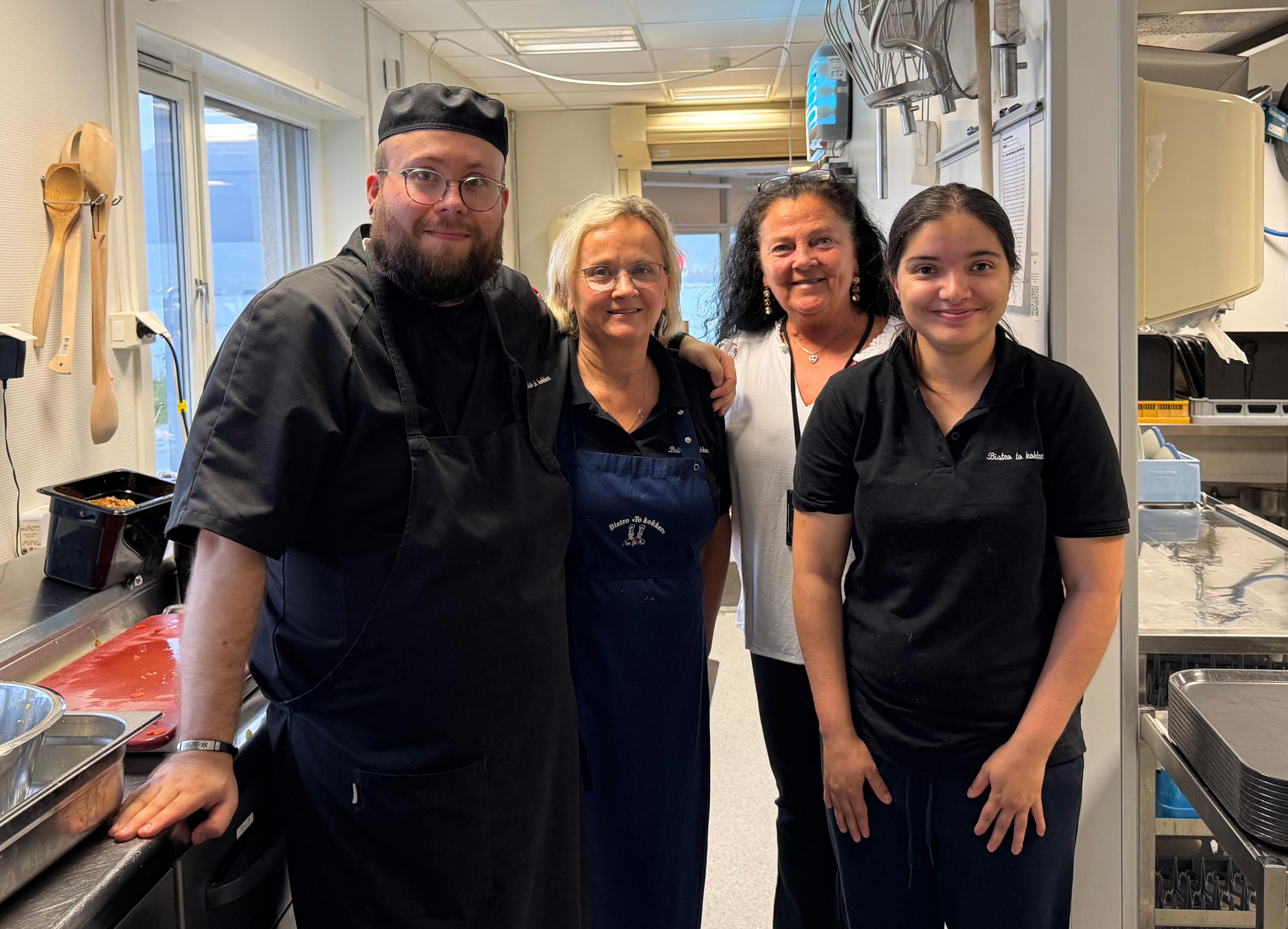 Margrethe (nr. 3 fra venstre) samarbeider tett med kantina. Fra venstre: Håkon Tveranger, Anne Kalland, Margrethe Nordal og Kamilla Indredavik. Oddny Bjerck var ikke til stede. Foto.