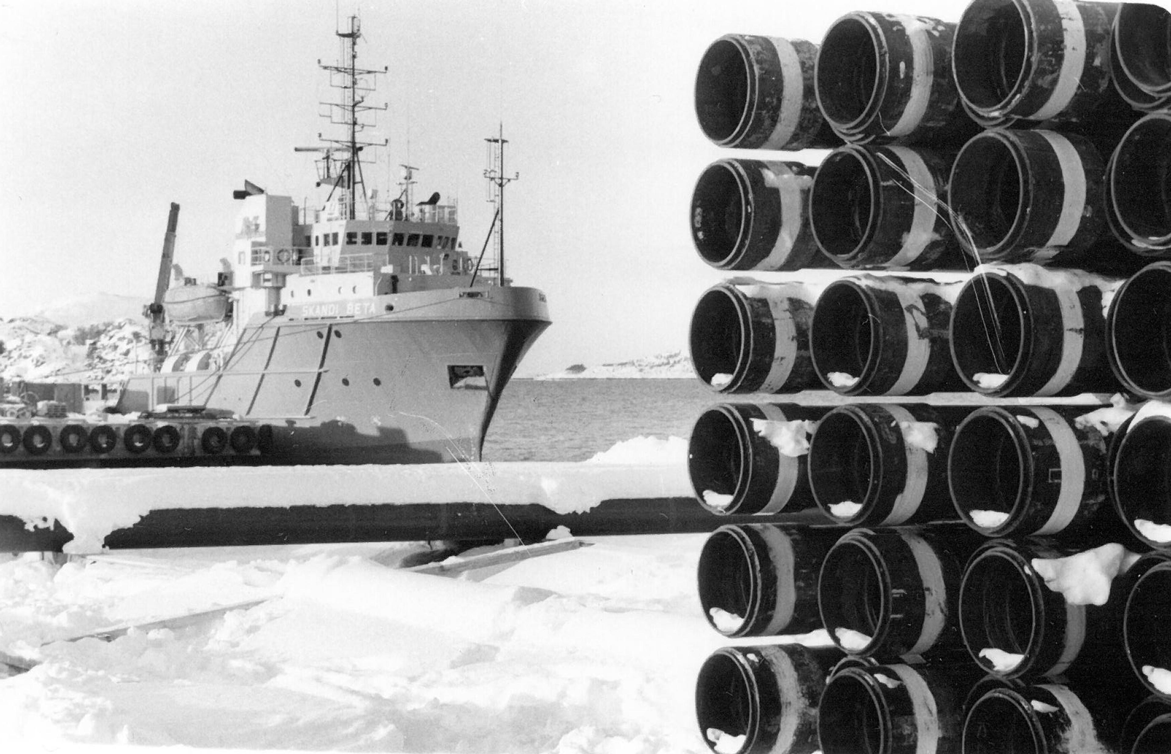 Fjord Base har i en årrekke levert rør- og supplytjenester til industrien. Foto av supplybåt og rør på kaia.