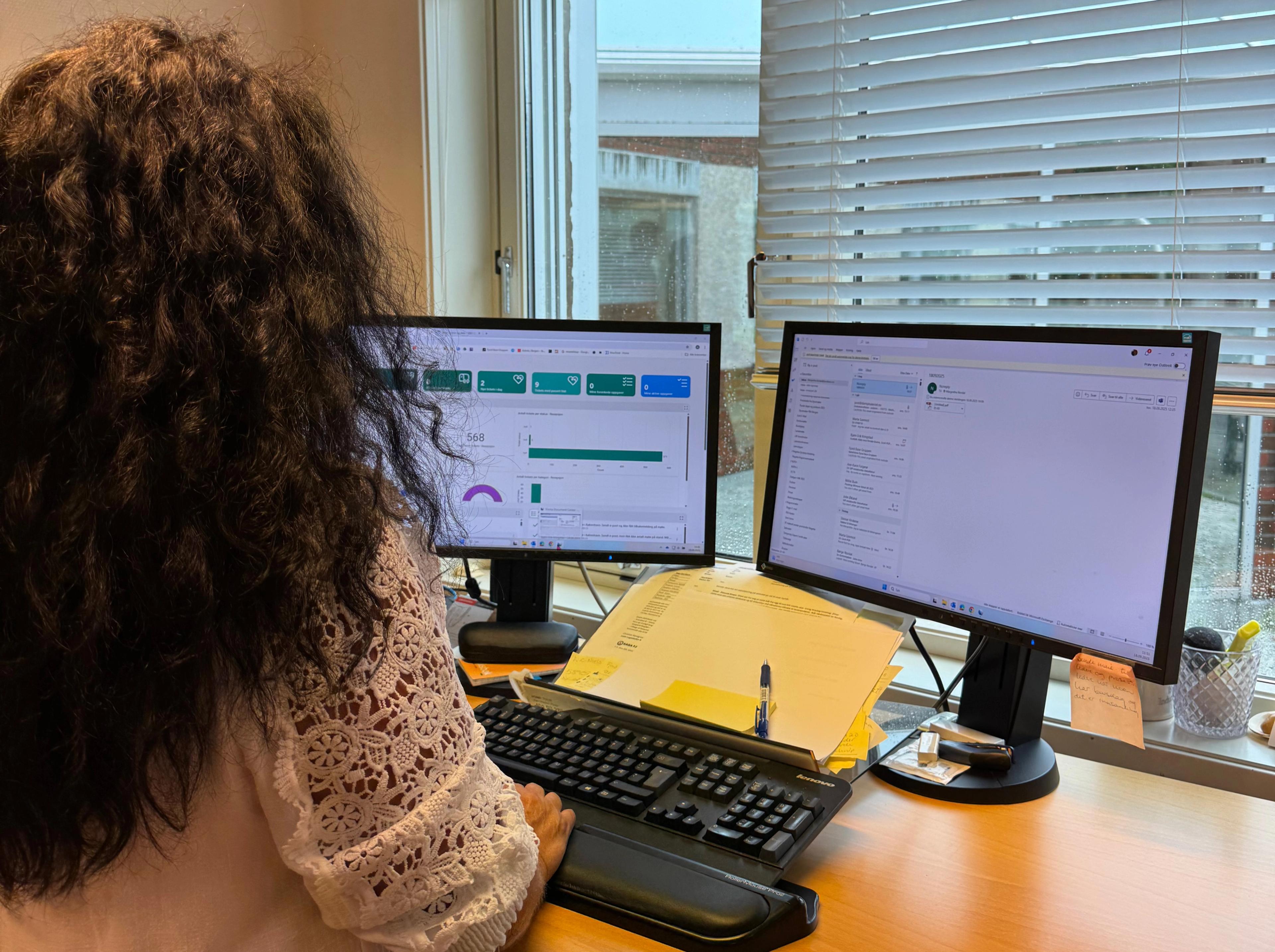 Fakturahåndtering og CRM er en del av hverdagen i resepsjonen. Vi ser Margrethe som jobber på PC-en. Foto.