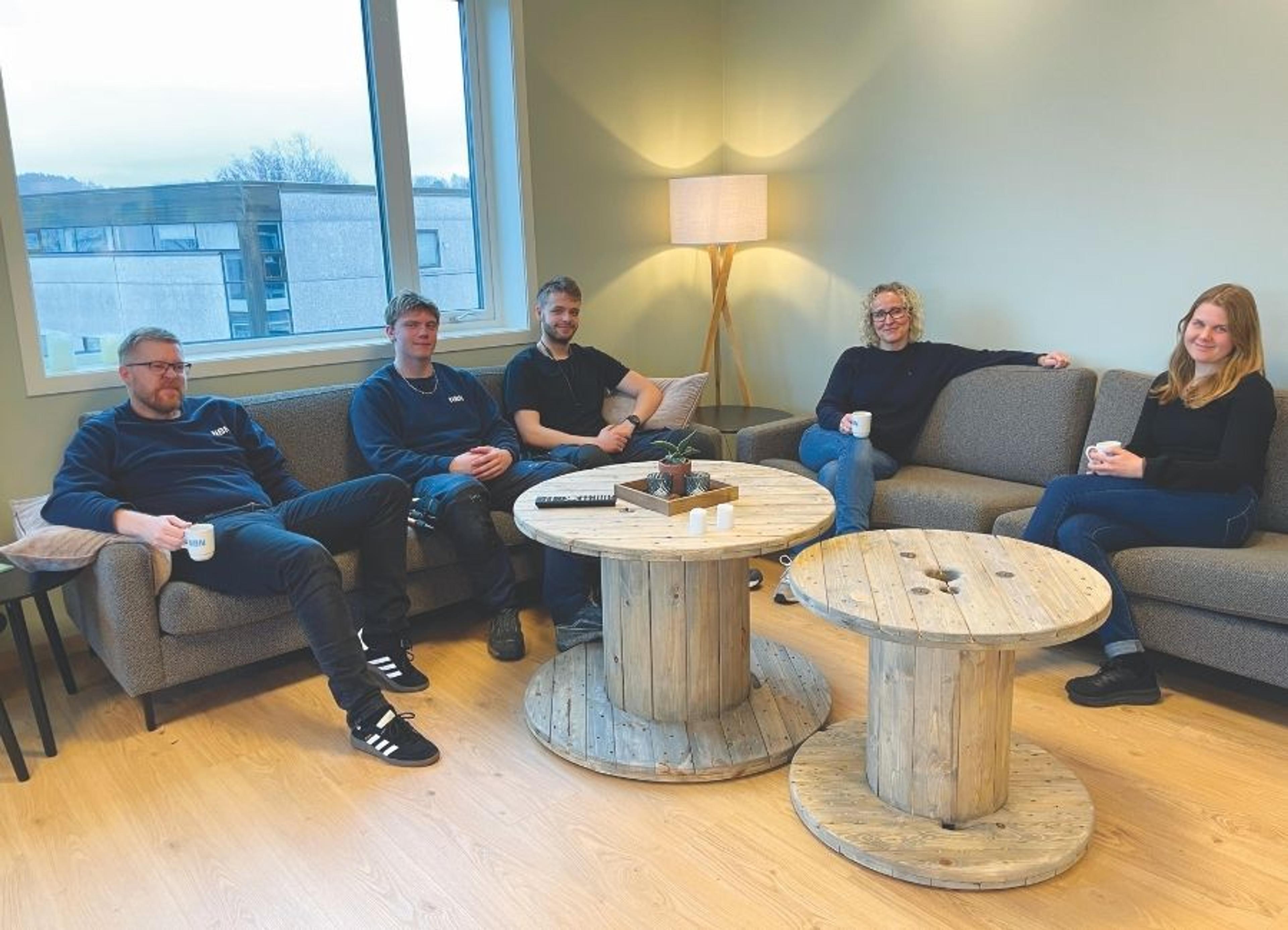 Sofakroken i hjørnet av kantina.