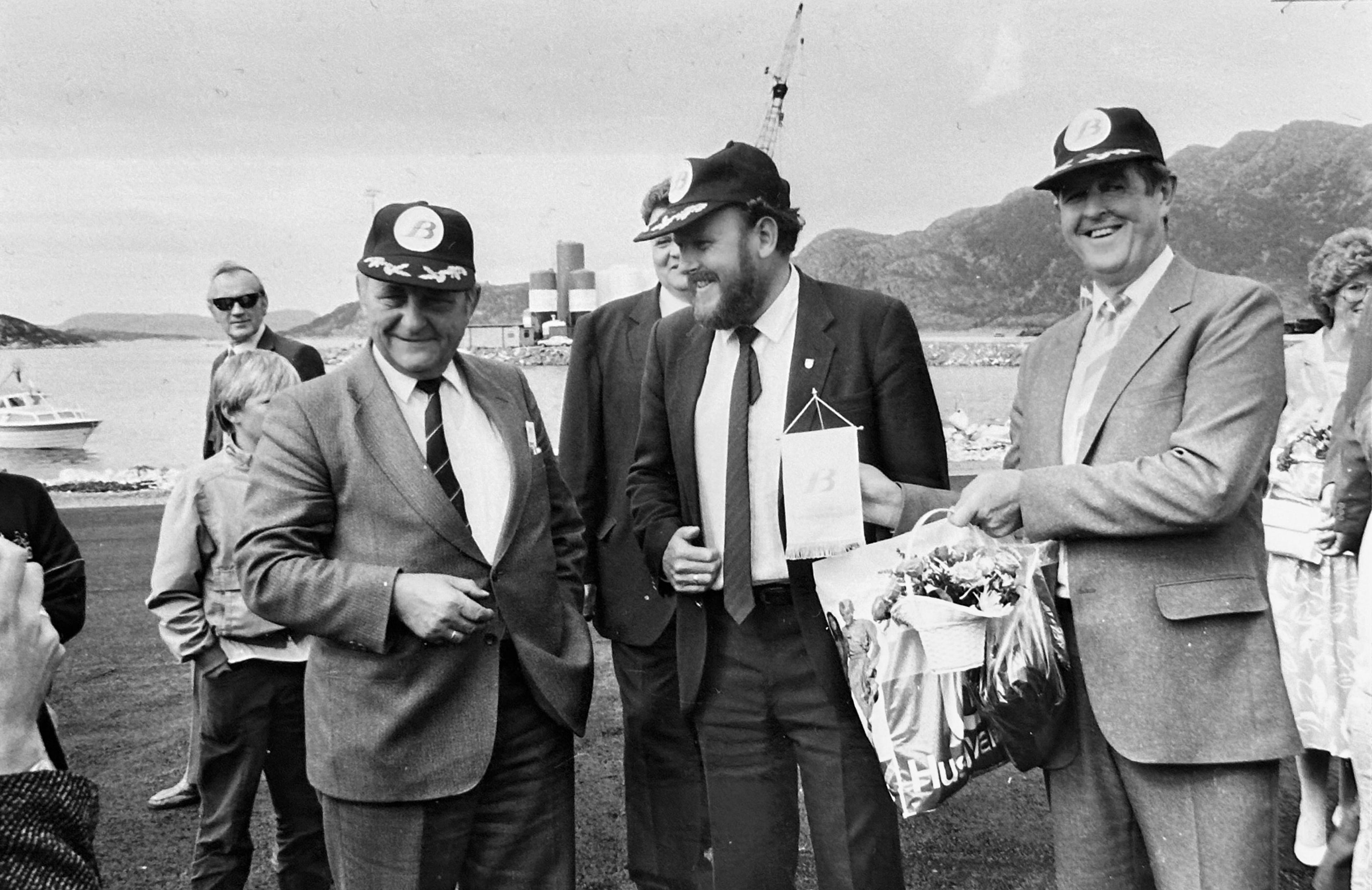 Bilde fra åpningen av Fjord Base 21.08.1985, rett før det ikoniske «oljespranget». Fra venstre: Statsråd Arne Rettedal, ordfører Dagfinn Hjertenes og Jan Jeppesen.