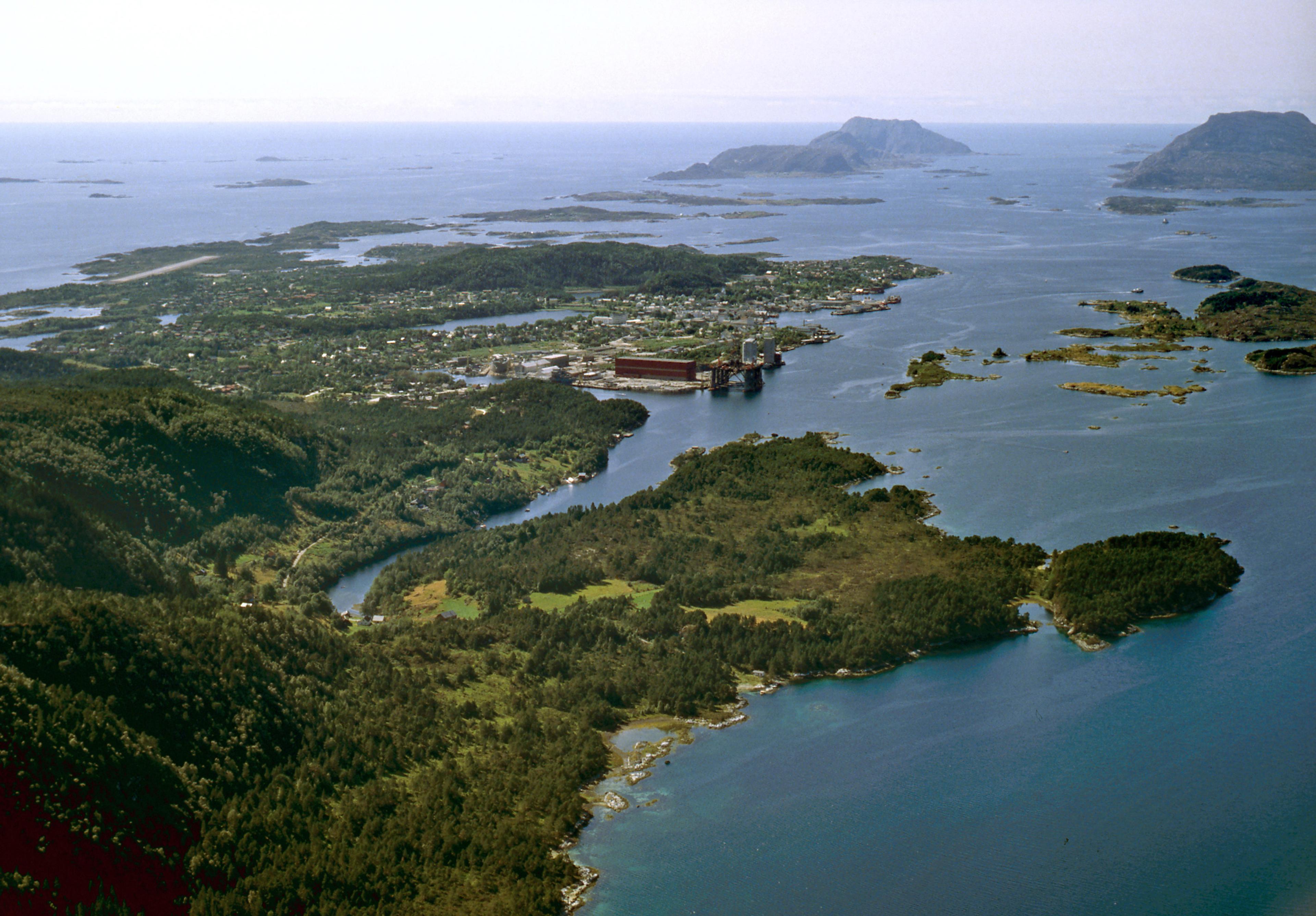 Flyfoto av Botnaneset in 1981, before the development of Fjord Base.