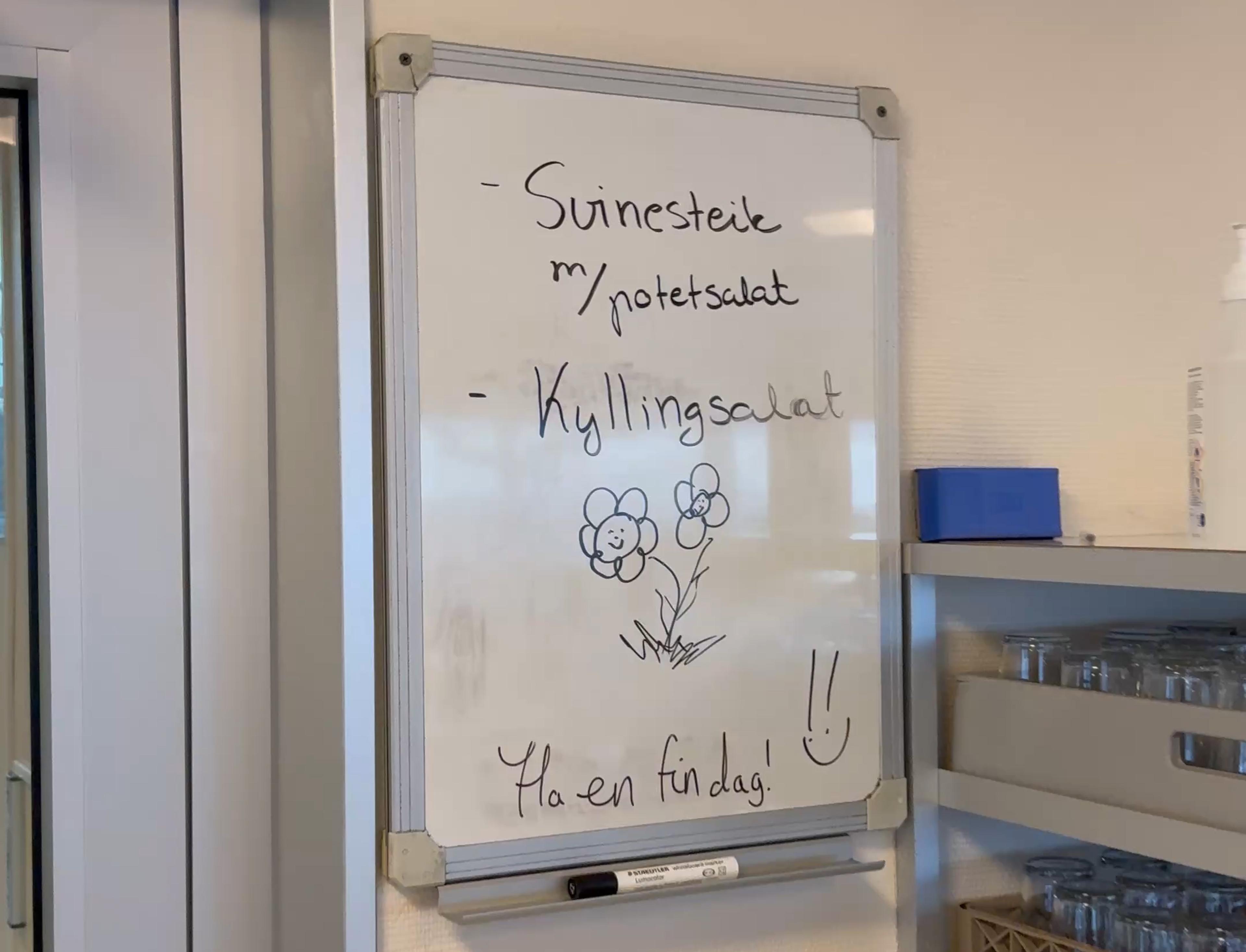 Når du kommer inn i kantina møter du dagens meny. Men du har gjerne allerede gjettet deler av den på lukta... Foto.