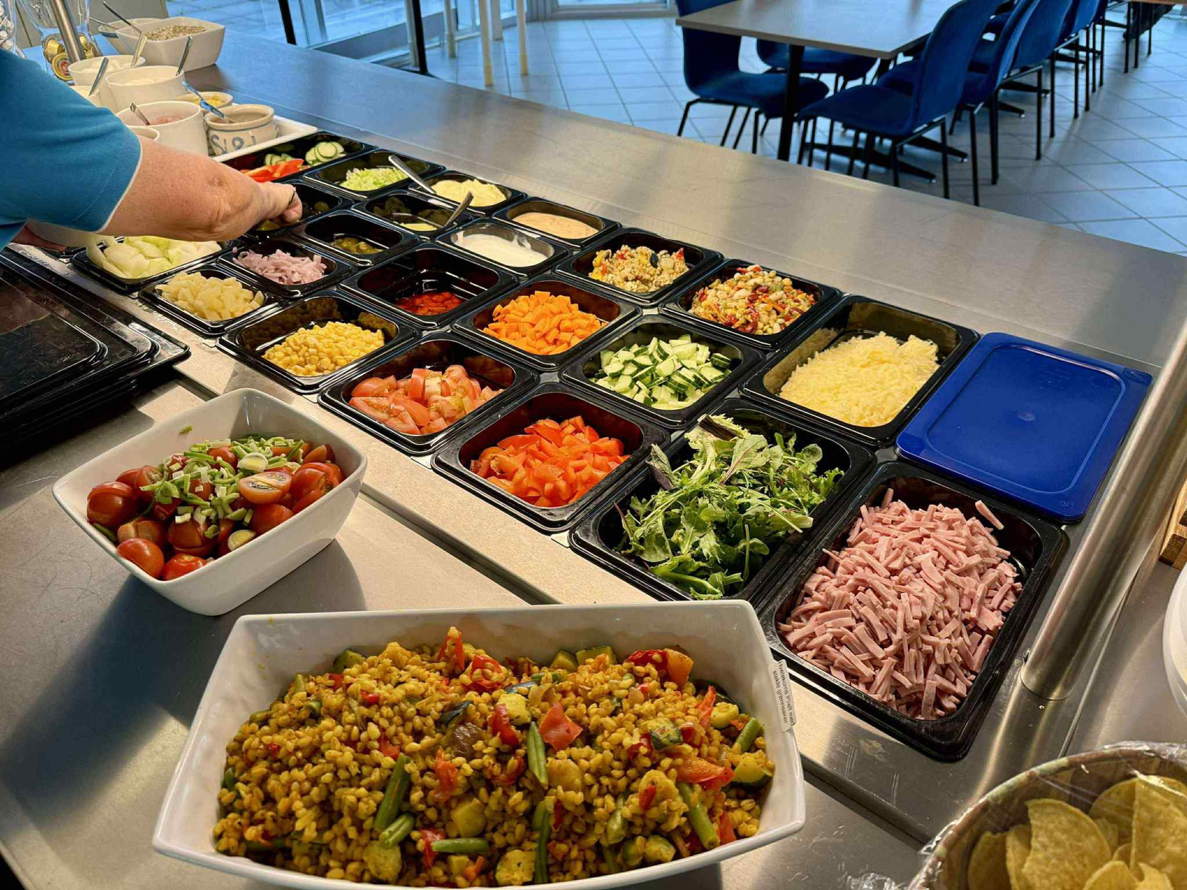 Salatbaren har noe for enhver smak. Miksene med belgfrukter er ekstra populære. Foto.