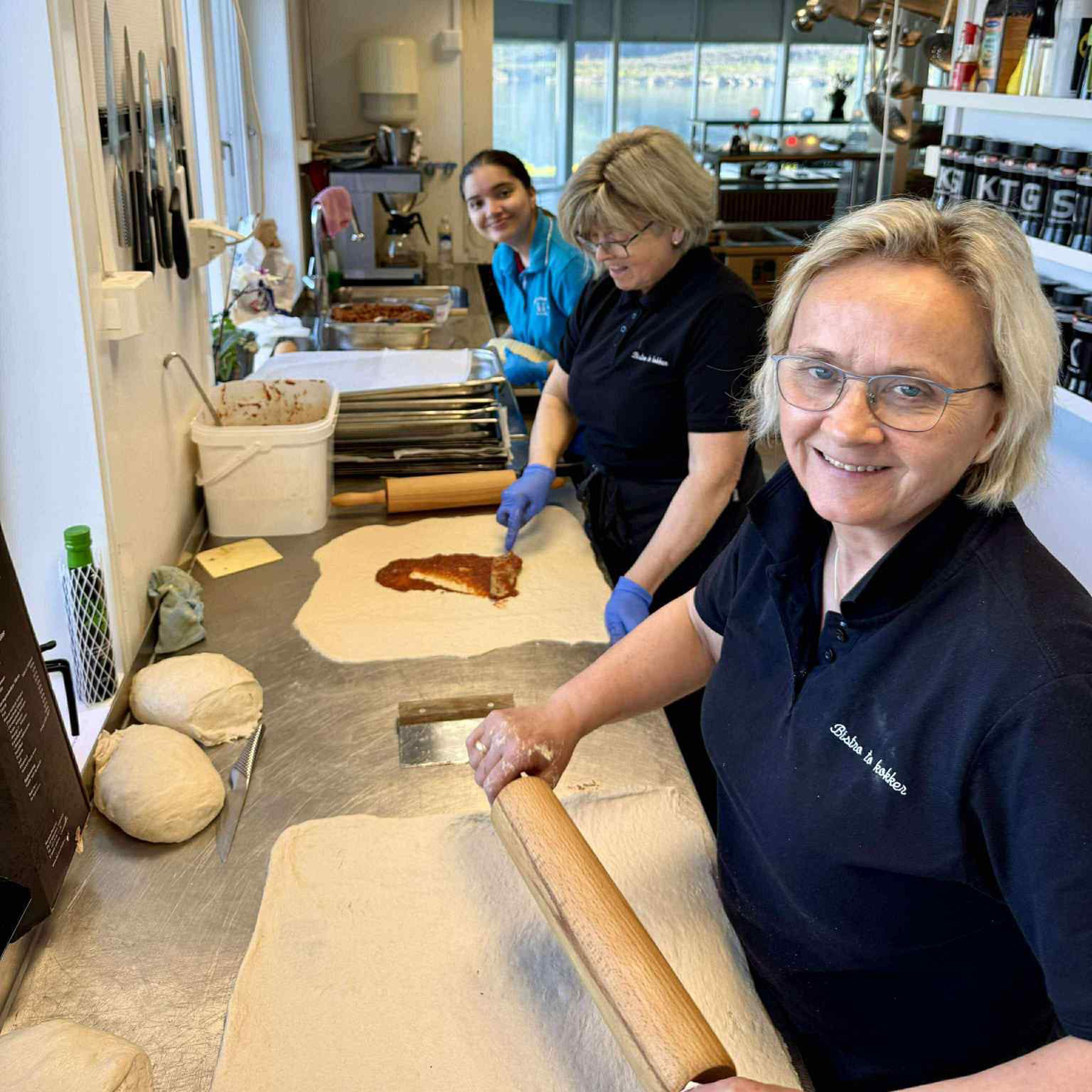 Teamet lager den hjemmelagde pizzaen som er en klar favoritt hos mange kantinegjester. Foto.