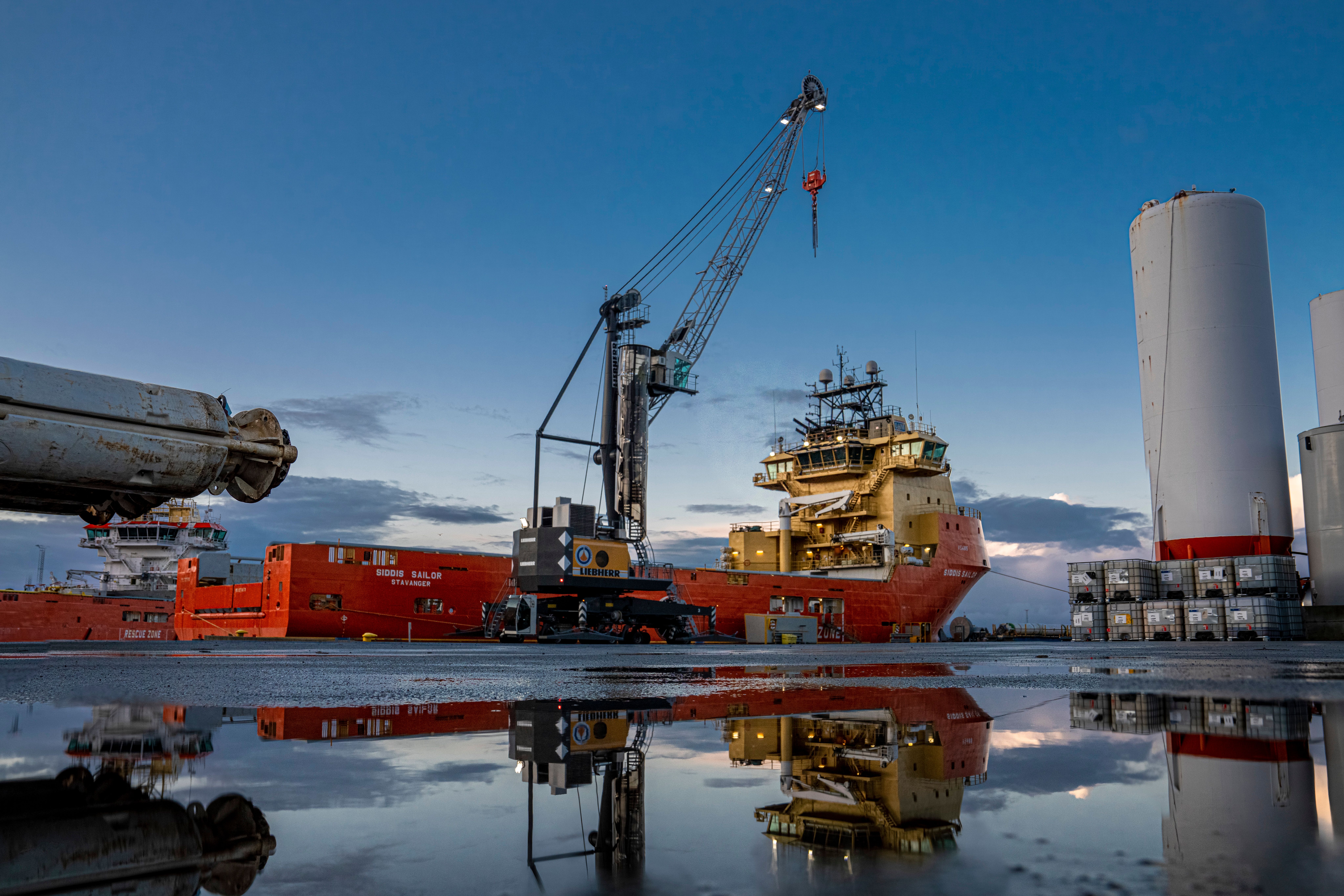 Elektrisk nyvinning på Fjord Base – ny Liebherr kran kutter utslipp og styrker kapasiteten