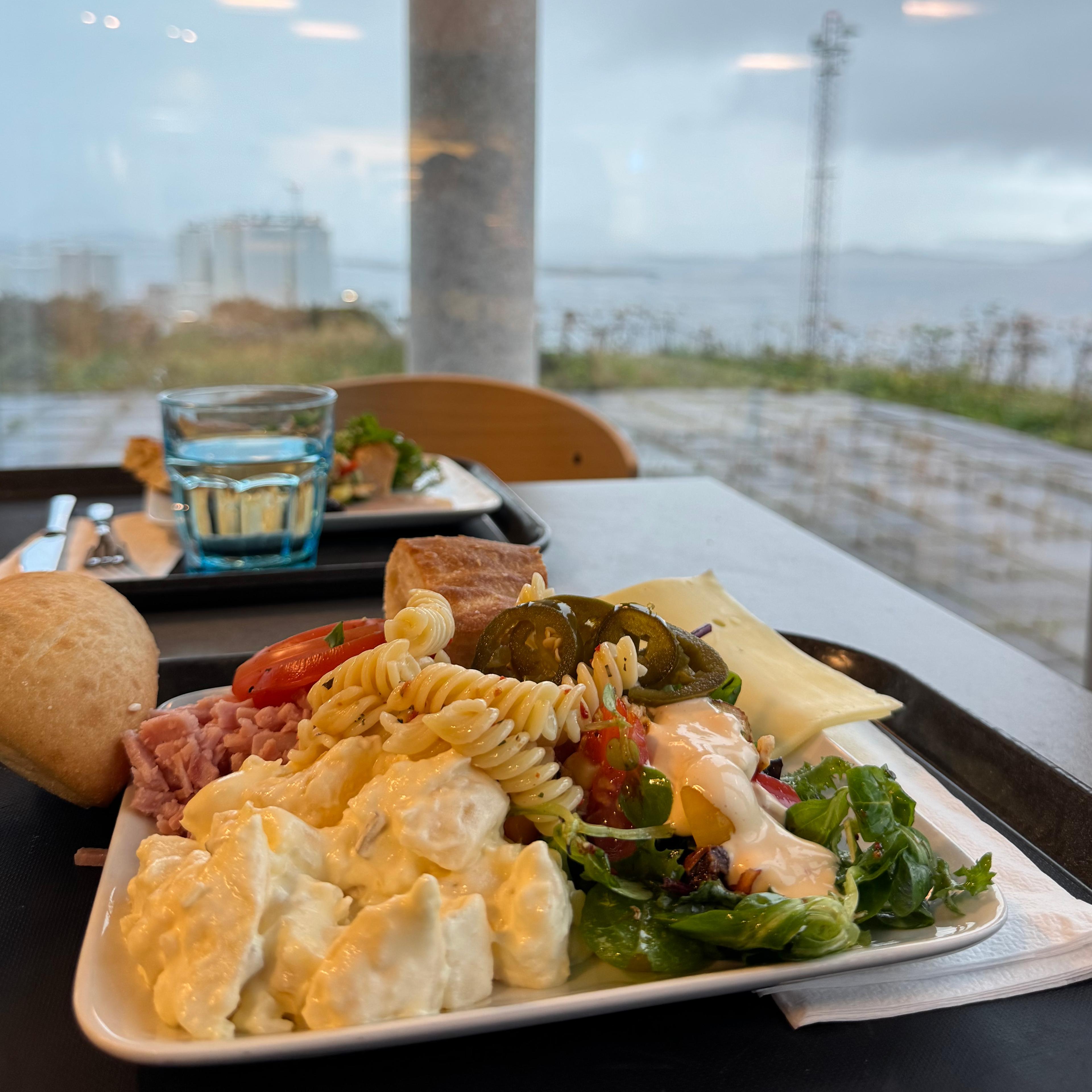 Byens beste lunsj med nydelig havutsikt. Foto.