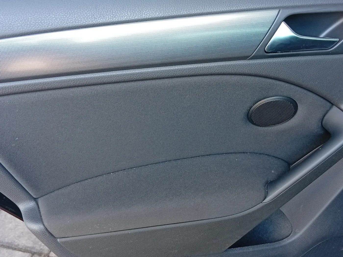 Hintere Türverkleidung im VW Golf nach der Reinigung
