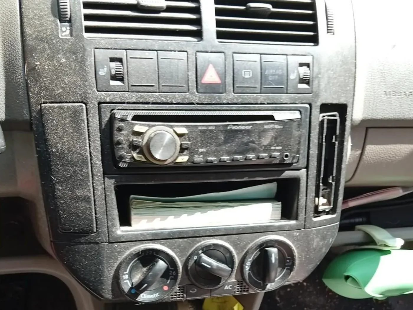Mittelkonsole im VW Polo vor der Reinigung