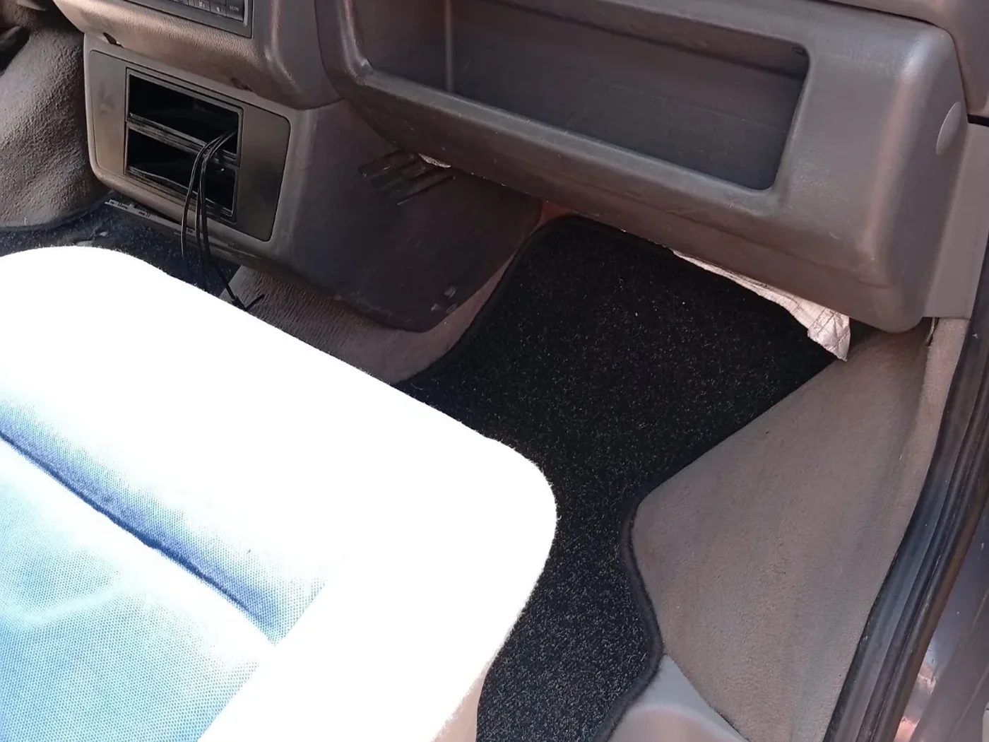 Fußraum im VW-Bus nach der Reinigung