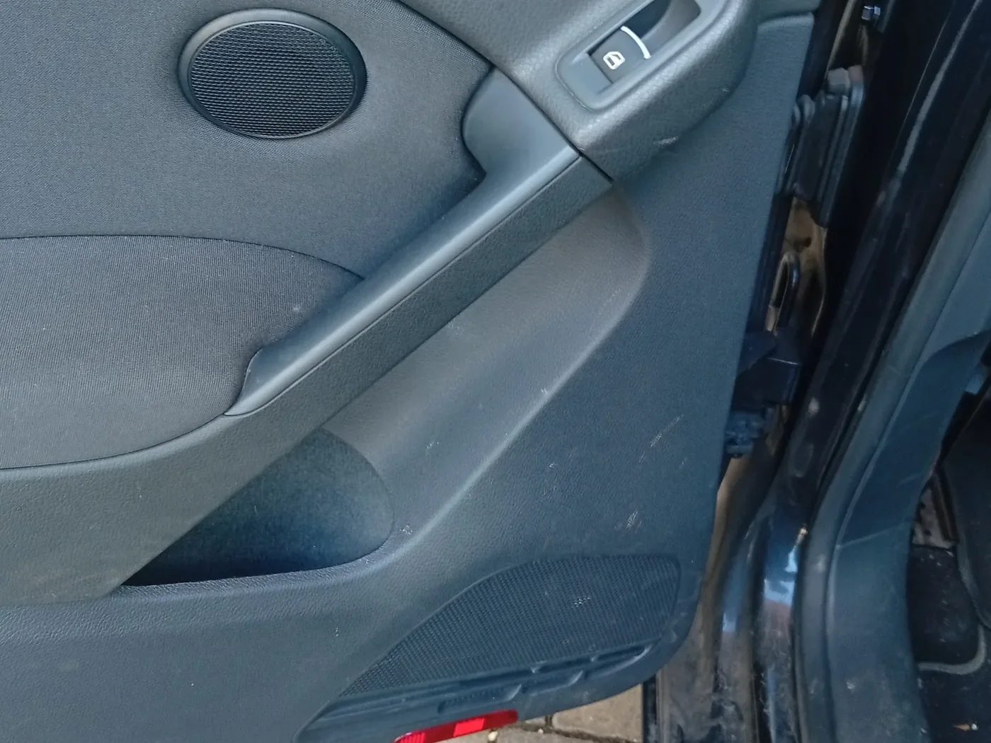 Hintere Türverkleidung im VW Golf vor der Reinigung