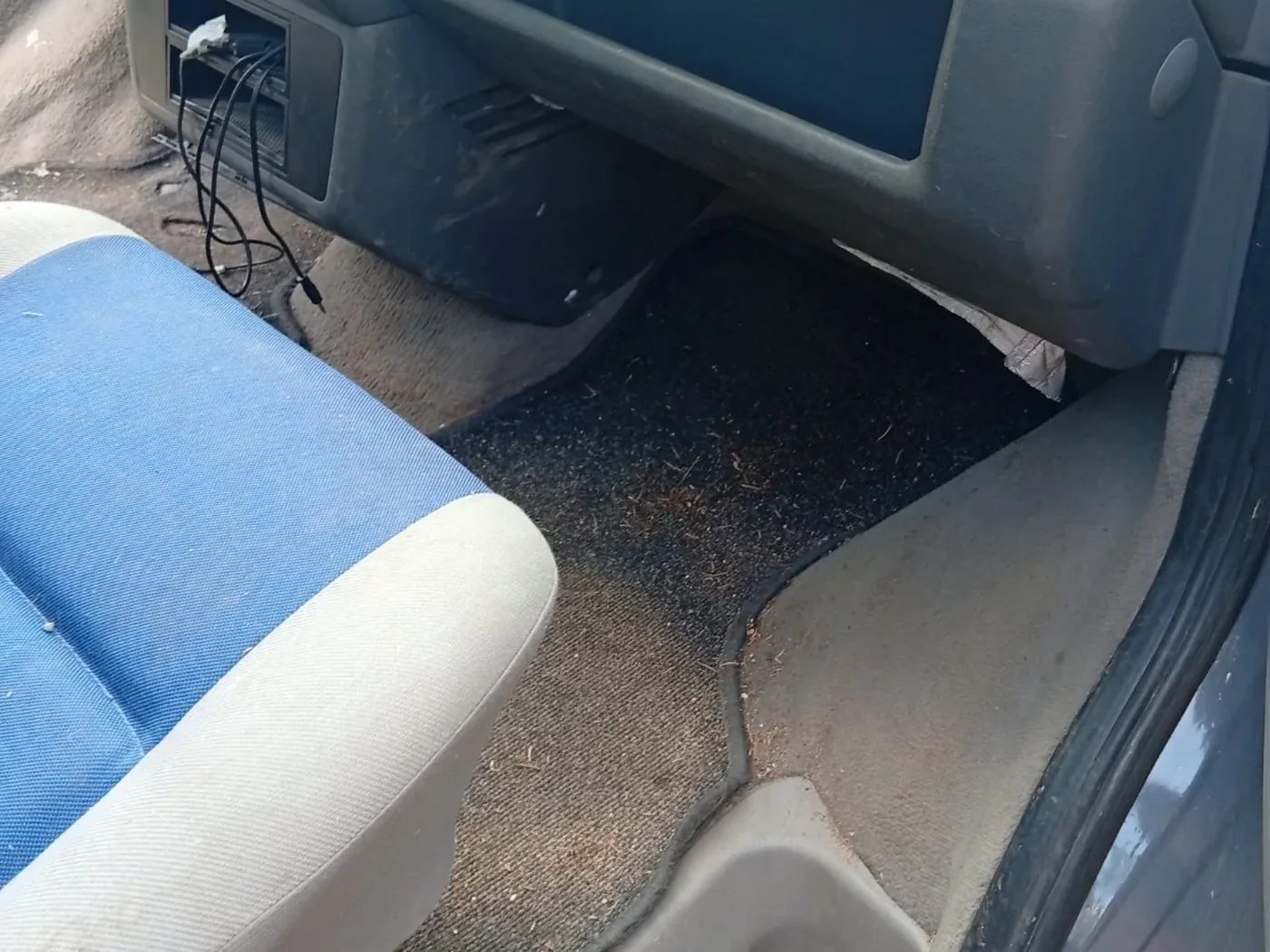Fußraum im VW-Bus vor der Reinigung