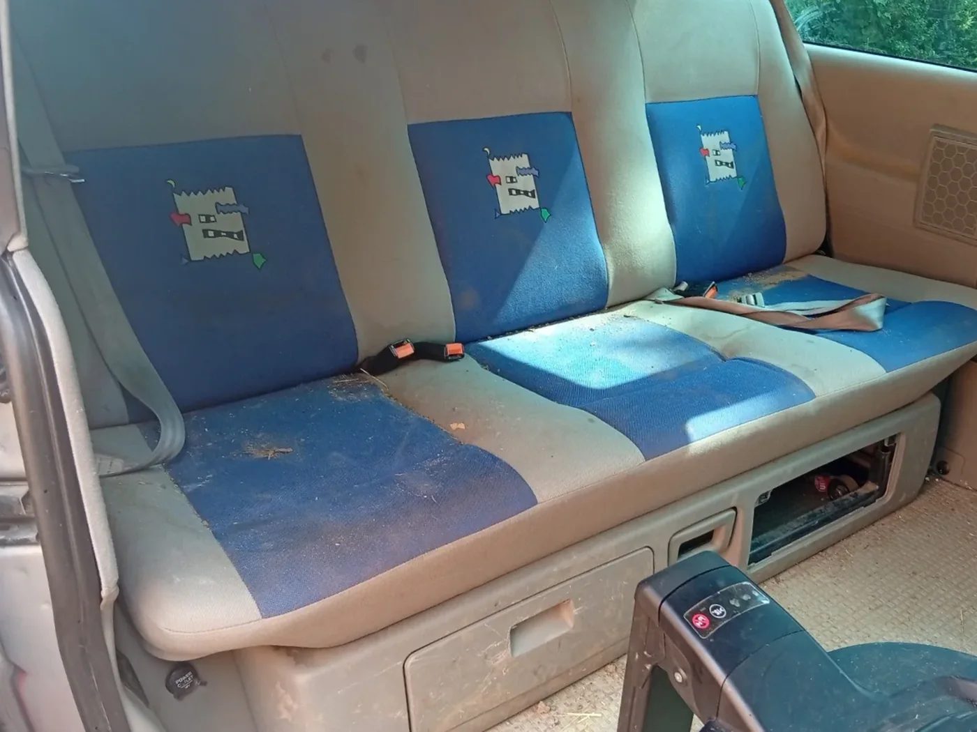 Sitzbank im VW-Bus vor der Reinigung, mit Sand und Flecken