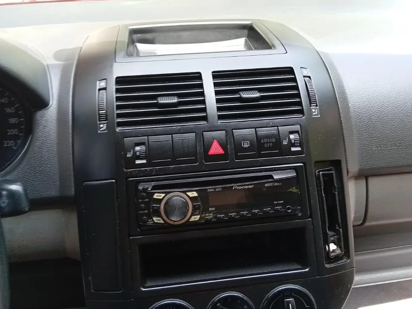 Mittelkonsole im VW Polo nach der Reinigung