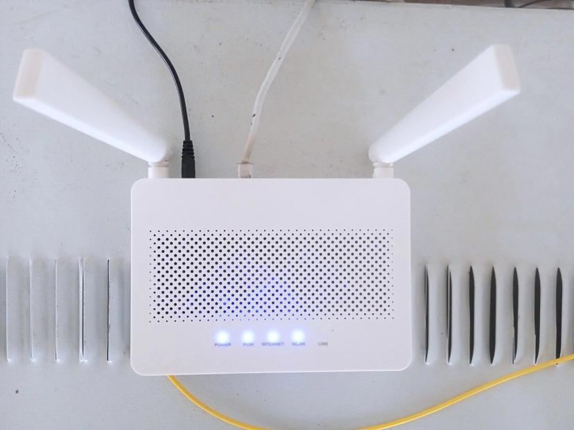 Router Wi-Fi gia đình với ăng-ten dựng đứng đặt trong nhà