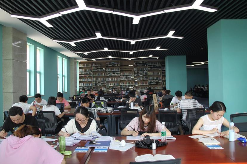 Sinh viên ngồi học trong thư viện trường đại học