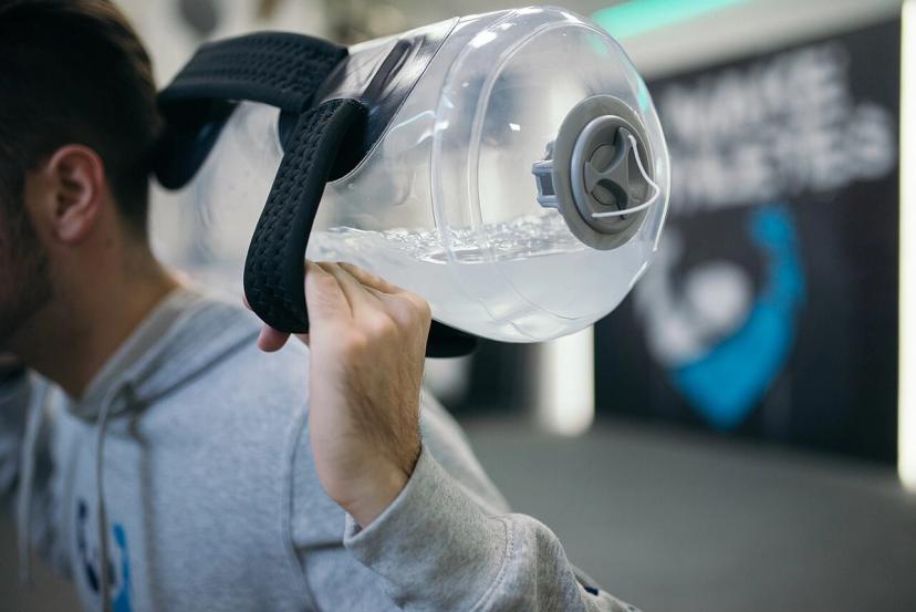 Người đang tập luyện trong phòng gym vào buổi tối