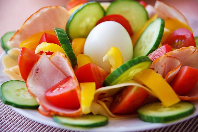 Đĩa salad rau củ tươi, món ăn nhiều rau cho người giảm cân bền vững