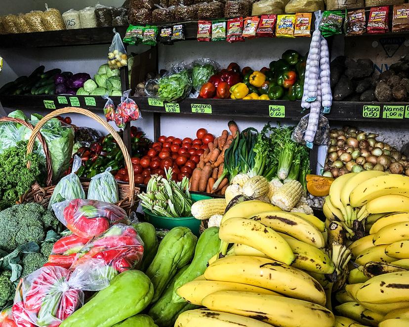 Quầy rau củ và trái cây tươi ở chợ, đủ màu để chọn ăn mỗi ngày