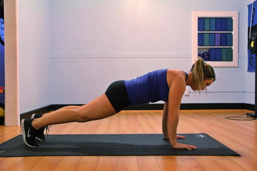 Người tập plank chống khuỷu tay, thân thẳng từ đầu đến gót