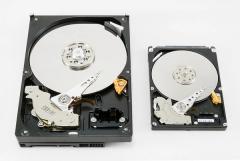 Ổ cứng HDD 3,5 inch và 2,5 inch được tháo rời, lộ đĩa từ bên trong