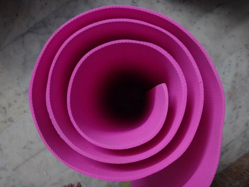 Nhìn từ trên xuống một tấm thảm yoga trải trên sàn