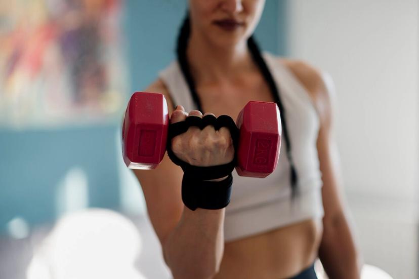 Người tập nâng tạ tay tại nhà
