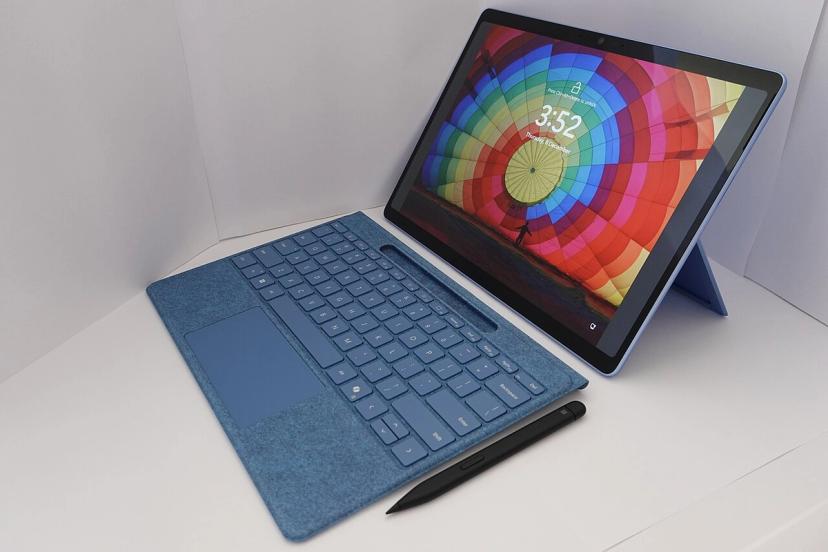 Chiếc laptop mở trên bàn làm việc