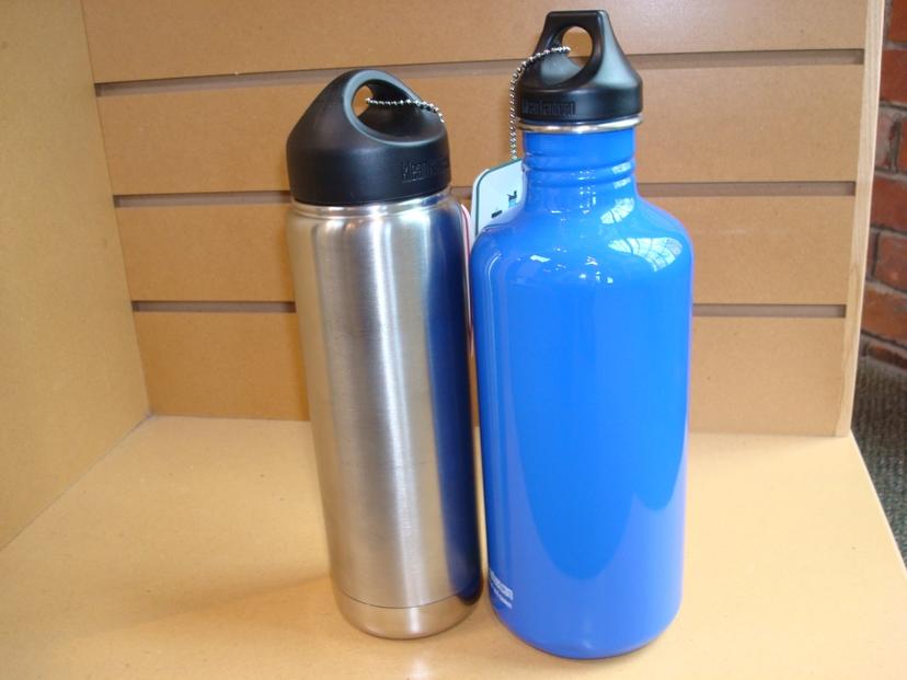 Các bình nước kim loại bằng nhôm và inox để mang theo