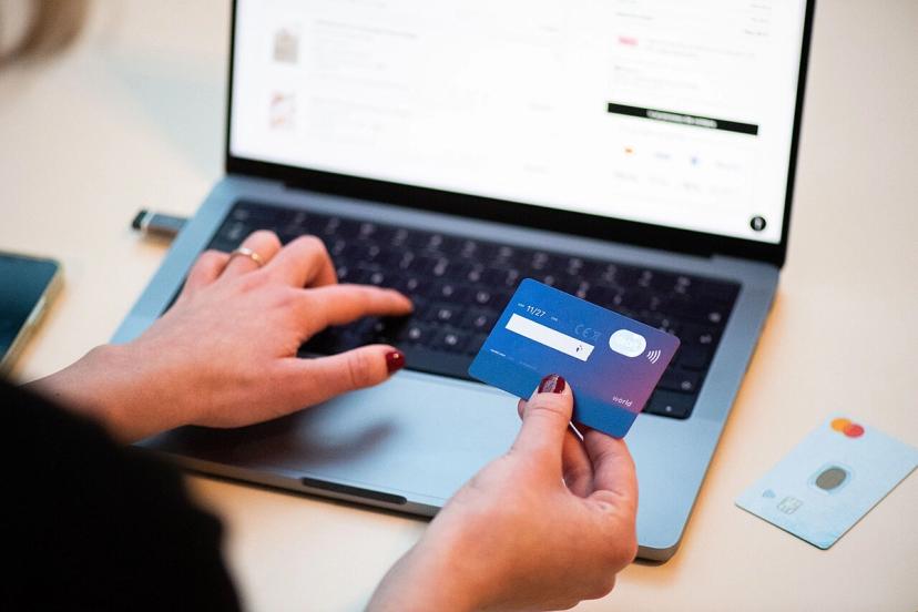 Người dùng thẻ ngân hàng để mua sắm online