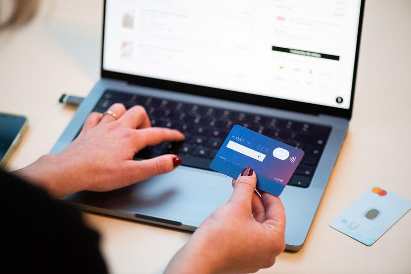 Người dùng thẻ ngân hàng để mua sắm online